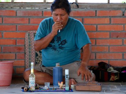 El curandero y chamán, José Campos, en un fotograma del documental 'El chamán y la ayahuasca' (2010).