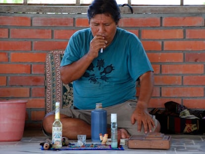 El curandero y chamán, José Campos, en un fotograma del documental 'El chamán y la ayahuasca' (2010).