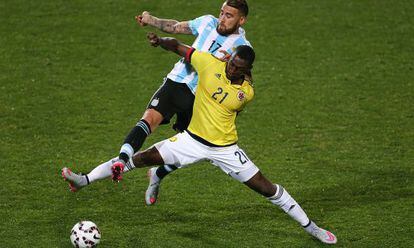 Jackson Martínez (de amarillo) disputa un balón con el argentio Otamendi
