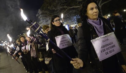 Mujeres de la Coordinadora Feminista de Valencia recuerdan a las víctimas de este año con una antorcha y un cartel con sus nombres.