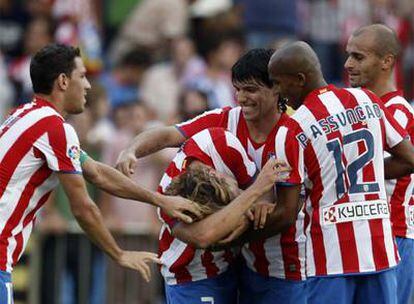 De izquierda a derecha, Maxi, Agüero, Assunçao y Pernía felicitan a Forlán tras el segundo gol.