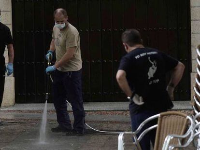Unos camareros limpian la terraza de un bar del casco antiguo de Córdoba.