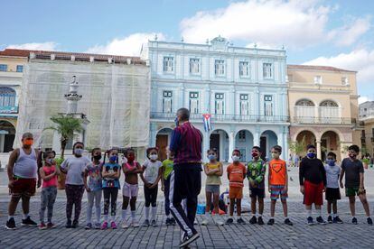 Un grupo de niños atiende a las instrucciones de su profesor en el centro histórico de La Habana, el pasado 6 de enero.