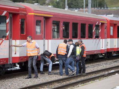 Agentes investigan uno de los trenes siniestrados este lunes en Suiza.
