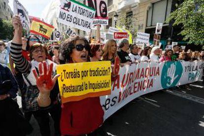 Carmen Gómez, con las manos pintadas simbolizando la sangre del toro, junto a la cabecera de la marcha.