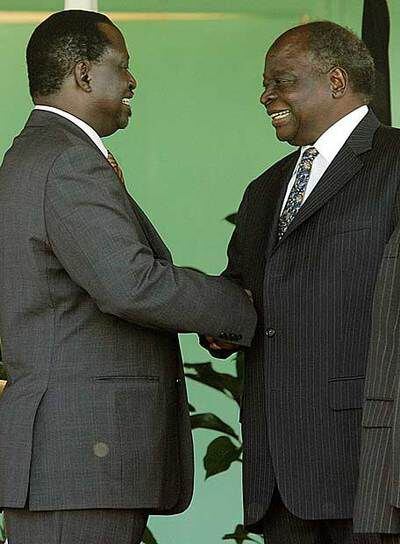 El presidente Mwai Kibaki (derecha) saluda al opositor Raila Odinga.