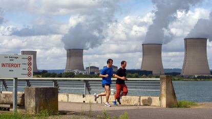 Central nuclear en Cattenom, junto al río Mosela, Francia.