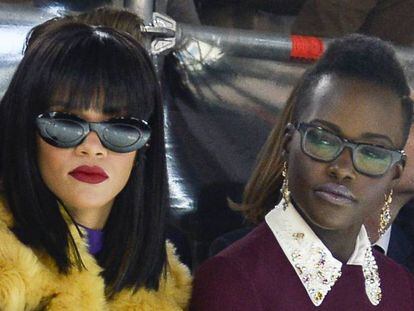 La cantante Rihanna y la actriz Lupita Nyong'o en el desfile de Miu Miu de la Paris Fashion Week de 2014.