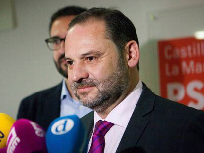 José Luis Ábalos, Secretario de Organización del PSOE. En vídeo, declaraciones del Secretario General, Pedro Sánchez.
