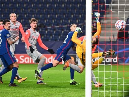 Mario Hermoso marca el primer gol del Atlético al Salzburgo tras desviar con el hombro una falta lanzada por Carrasco. / Joe Klamar (AFP)
