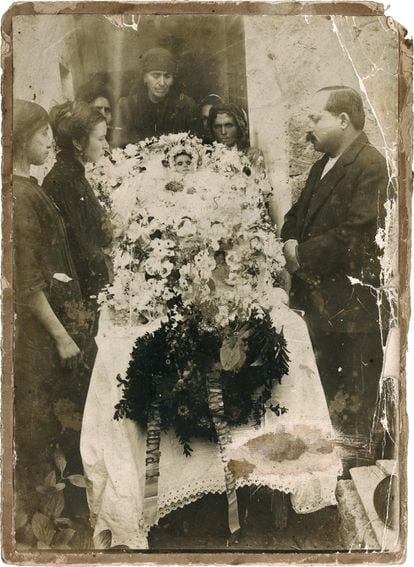 Esta fotografía de comienzos de los años treinta del siglo XX ilustra cómo en ocasiones la familia posaba con el difunto para la imagen de recuerdo.