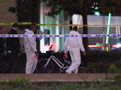 Fuerzas de seguridad revisan las bicicletas embestidas por el terrorista en el atentado de Manhattan.