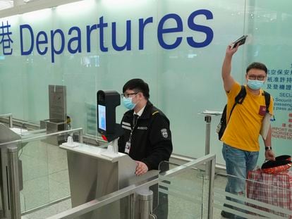 Un hombre se despide antes de embarcar en el aeropuerto de Hong Kong para trasladarse de manera definitiva al Reino Unido este miércoles
