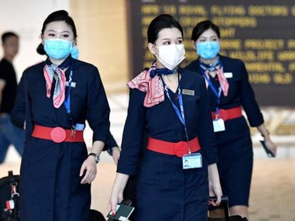 Azafatas de China Eastern Airlines con máscaras a su llegada a Brisbane, Australia, esta mañana.