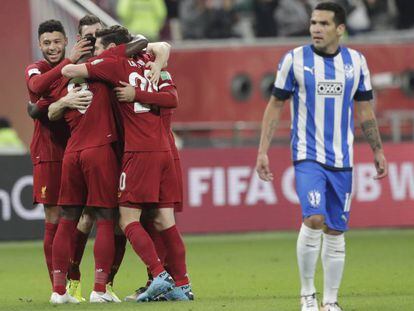 Los jugadores del Liverpool celebran un gol ante el desconcierto de Celso Ortíz de Monterrey.