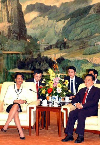 Condoleezza Rice y Hu Jintao, durante su reunión en el salón Fujian del Gran Palacio del Pueblo de Pekín.