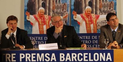 El portavoz del Vaticano, Federico Lombardi, responde preguntas de los periodistas hoy en Barcelona