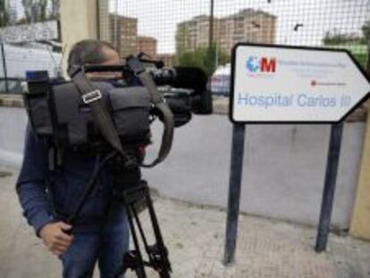 Un c&aacute;mara de televisi&oacute;n a las puertas del Hospital Carlos III de Madrid donde est&aacute; ingresada la auxiliar de enfermer&iacute;a que ha sido contagiada con el virus del &eacute;bola.