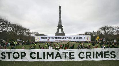 Activistas climáticos se manifiestan frente a la torre Eiffel el 12 de diciembre.