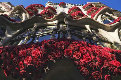 Façana de la Casa Batlló, al passeig de Gràcia de Barcelona, engalanada amb roses vermelles el dia de Sant Jordi. El sector editorial i del llibre de Catalunya preveu que aquest Sant Jordi permeti facturar un 60% del total de les vendes recaptades el Dia del Llibre i la Rosa del 2019, i que suposi un increment de les vendes per internet.