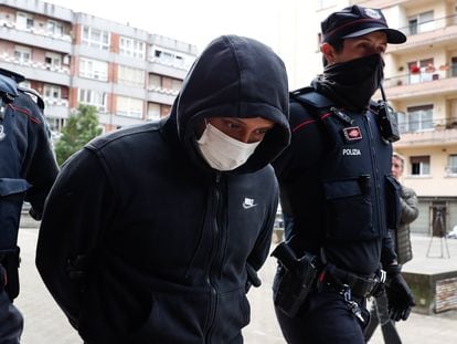 El arrestado por la muerte de varios hombres en Bilbao es custodiado por agentes de la Ertzaintza tras registrar un piso en la localidad guipuzcoana de Irun (Gipuzkoa), en mayo de 2022.