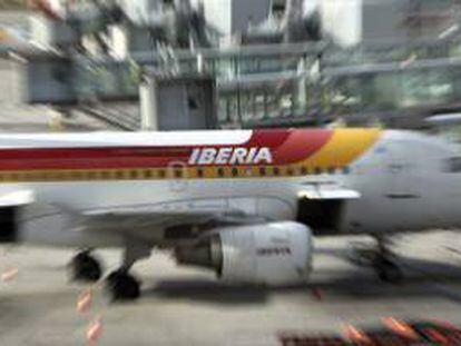 Un avión de Iberia en una de las pistas del aeropuerto de Barajas de Madrid. EFE/Archivo