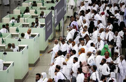 Un numeroso grupo de musulmanes espera para pasar el control de pasaporte en la termina Hajj del aeropuerto internacional Rey Abdulaziz en Jeddah, (Arabia Saudí). Se espera que más de dos millones y medio de fieles musulamnes participen este año en el peregrinaje Hajj a La Meca.
