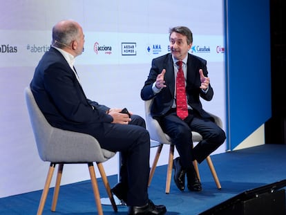 Josu Jon Imaz, consejero delegado de Repsol, junto a Miguel Jiménez, exdirector de Cinco Días