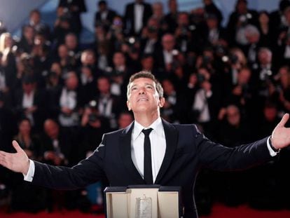 El actor Antonio Banderas, con el premio a mejor actor por 'Dolor y gloria', en el Cannes de 2019.