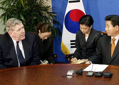 El enviado de EE UU, James Kelly (izqda), hoy en Seúl junto al presidente electo de Corea del Sur, Roo Moo-hyun