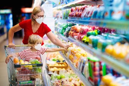 En el supermercado, acostumbrarlos al color brillante de los alimentos naturales también aumenta su interés por las verduras.
