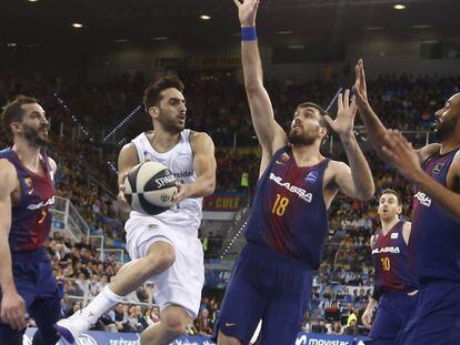 Campazzo rodeado de defensores del Barça en la final del año pasado