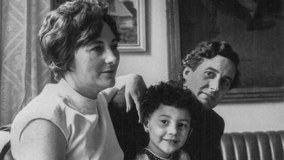 La autora Guadalupe Grande, en una imagen familiar sin datar con sus padres, los poetas Francisca Aguirre y Félix Grande.