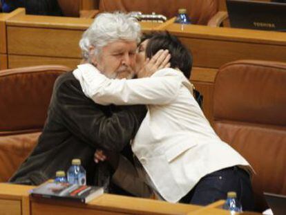 Xosé Manuel Beiras y Yolanda Díaz se abrazan durante un debate parlamentario