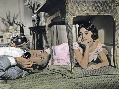Si algo nos da el encierro, además de múltiples oportunidades para discutir con quien lo compartimos, es tiempo para pensar y valorar aquello que tuvimos en el pasado. En la imagen, Gary Cooper y Audrey Hepburn en la película 'Ariane' (1957).