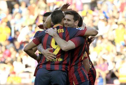 Los jugadores del Barça celebran con Messi el primer tanto del argentino.