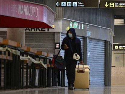 Un viajero pasa ante un restaurante cerrado en Madrid-Barajas durante el estado de alarma.