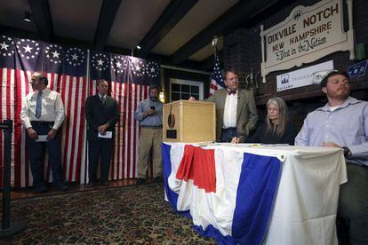 HSX08 DIXVILLE NOTCH (ESTADOS UNIDOS) 08/11/2016.- Varios votantes esperan para ejercer su derecho al voto para las elecciones presidenciales en la pequeña localidad de Dixville Notch, New Hampshire (Estados Unidos) hoy, 8 de noviembre de 2016, poco después de la medianoche. Con menos de 50 habitantes y cerca de lo que parece el fin del mundo, Hart's Location es el pueblo más pequeño de Nuevo Hampshire y el primero que votó en la medianoche de este martes para elegir como presidenta de Estados Unidos a la candidata demócrata, Hillary Clinton. EFE/Herb Swanson