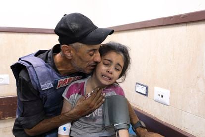 Un periodista palestino consoló el domingo a su sobrina, herida en un ataque israelí, en un hospital de Deir al Balah, en la Franja de Gaza. 