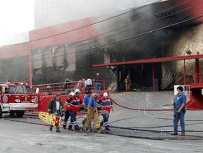 Socorristas trasladan a un herido tras el ataque contra el Casino Royal en Monterrey. / EFE