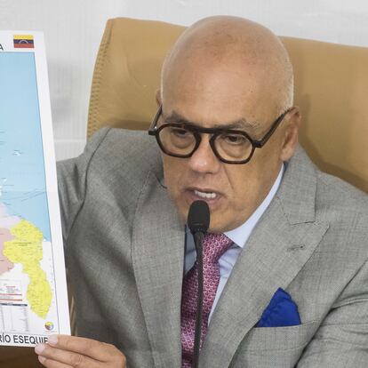 El presidente de la Asamblea Nacional, Jorge Rodríguez, muestra un mapa de Venezuela con la anexión del Esequibo, durante una sesión en Caracas.