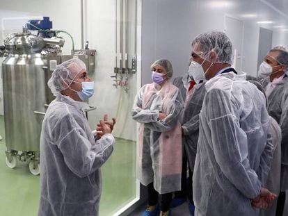 El president del Govern espanyol, Pedro Sánchez, en la seva visita a la fàbrica d'Hipra, a Amer, el 16 d'abril.