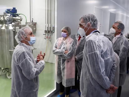 El president del Govern espanyol, Pedro Sánchez, en la seva visita a la fàbrica d'Hipra, a Amer, el 16 d'abril.