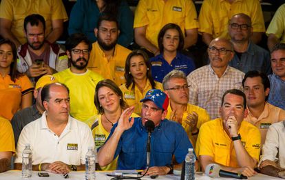 Capriles, rodeado de miembros de su partido, Primero Justicia, esta semana. 