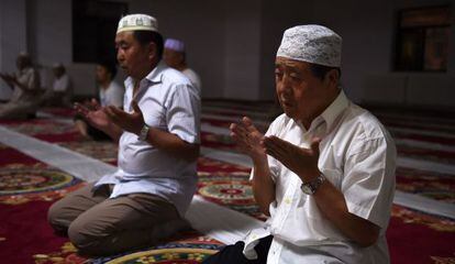 Chinos musulmanes rezan en una mezquita de Pek&iacute;n.