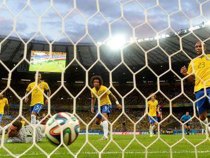 La defensa brasile&ntilde;a, en uno de los goles de Alemania