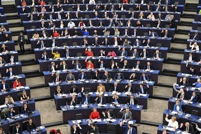 El Parlamento Europeo vota a favor de un cargador único para Europa, este martes.