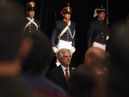El presidente de Uruguay, Tabaré Vázquez, preside la ceremonia para jurar a su nuevo comandante del Ejército Claudio Feola, el lunes 8 de abril.
