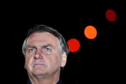 El presidente de Brasil, Jair Bolsonaro, durante la rueda de prensa que dio en Brasilia tras quedar en segundo lugar en el primer turno de las elecciones presidenciales, el 2 de octubre de 2022.