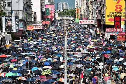 Manifestantes se movilizan en el distrito de Yuen Long en Hong Kong, el 27 de julio de 2019. Multitudes de manifestantes de Hong Kong desafiaron la prohibición policial y comenzaron a reunirse en una ciudad cercana a la frontera china para para condenar la violencia con la que miembros de grupos mafiosos locales —conocidos como tríadas— atacaron a manifestantes en la estación de metro, causando 45 heridos.